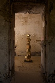 La Tour, 11 pierres de grès et or, 170 cm, 2022.