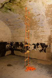 Echelle, bois, corde, grès, or, 550 cm, 2022. Fort de Saint-Héribert.