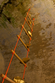 Echelle, bois, corde, grès, or, 550 cm, 2022. Fort de Saint-Héribert.