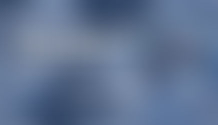 Roteador e smartphone conectados representando infraestrutura de rede empresarial, alta performance e internet dedicada para empresas.