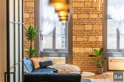 Glass partition wall