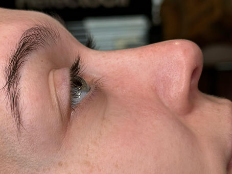 Muitas pessoas associam pestanas frágeis apenas à genética ou ao passar do tempo.