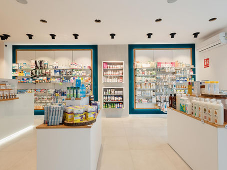Focos empotrados o carriles electrificados: ¿Qué iluminación necesita una farmacia de Barcelona?