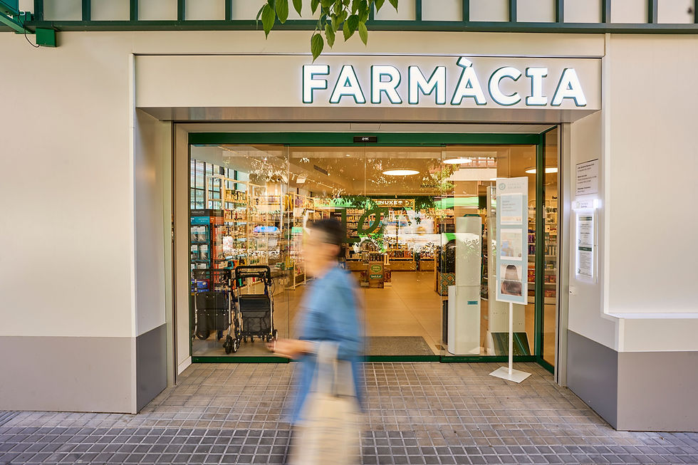 Reforma de fachadas de farmacia en Barcelona: la primera impresión también vende