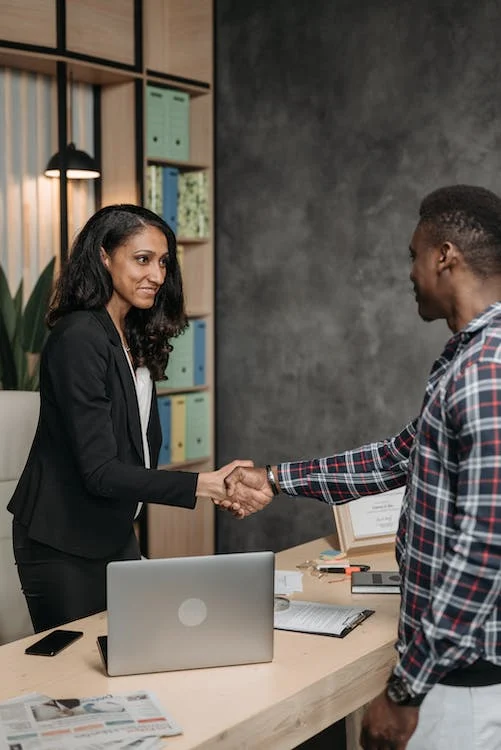 Les différences entre les consultants externes et les employés internes en termes de valeur ajoutée pour l'entreprise