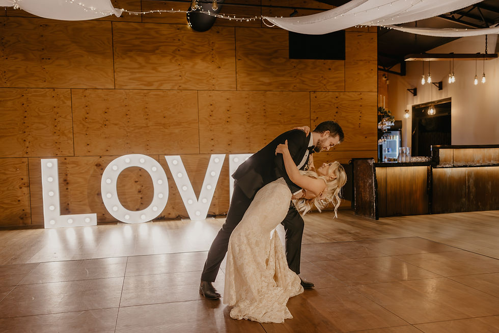 A round table wedding setting, blue and white colour scheme
