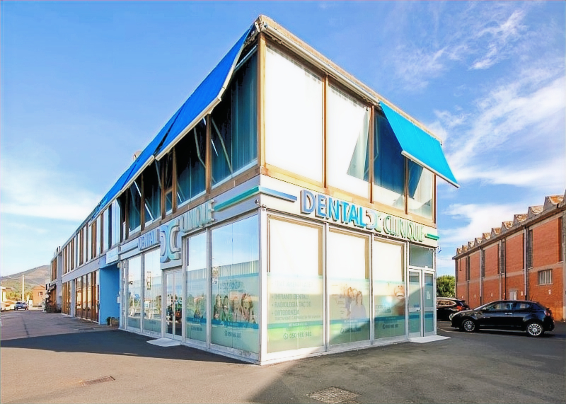 Edificio moderno con insegna "Dental Clinic" e tende blu.