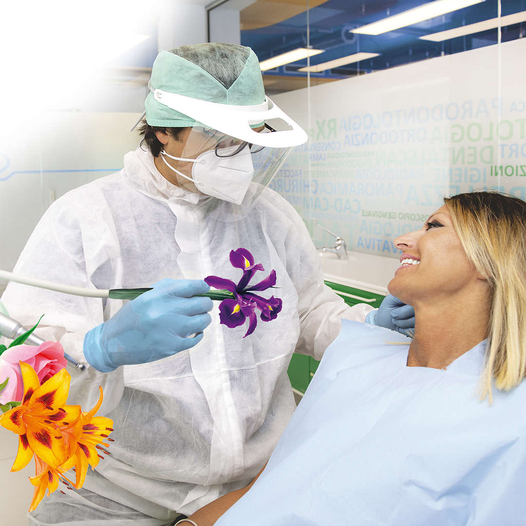 000031_Visiera_1080x1080_dottore con visiera e fiore e monica2.jpg