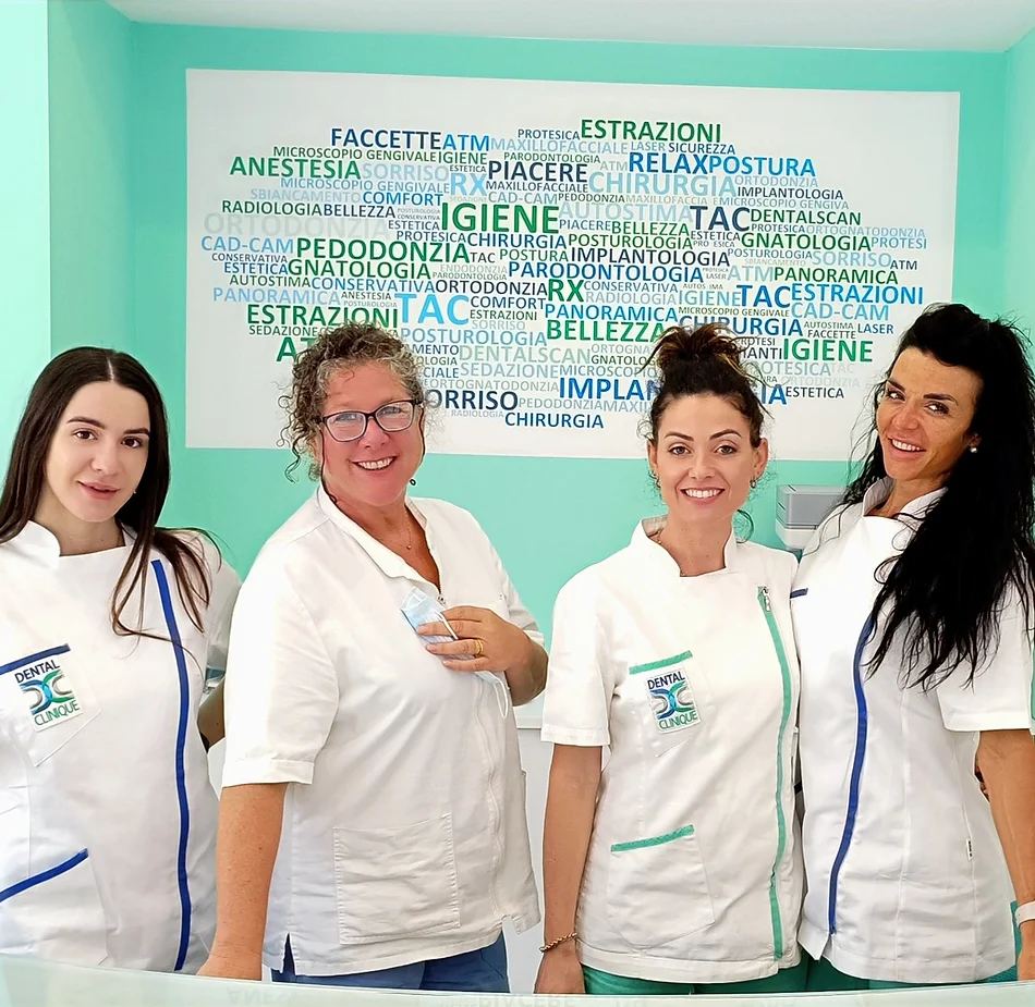 lo staff della dental clinique a massa
