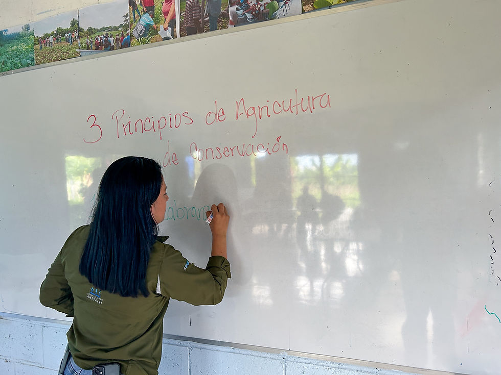 Técnico de TSA, impartiendo clase sobre agricultura restaurativa