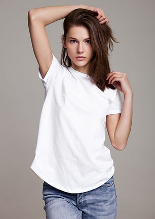 Junges Modell im weißen T-Shirt