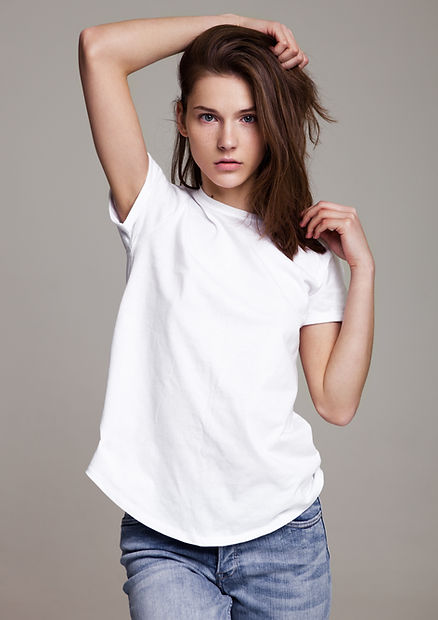Modelo joven en camiseta blanca