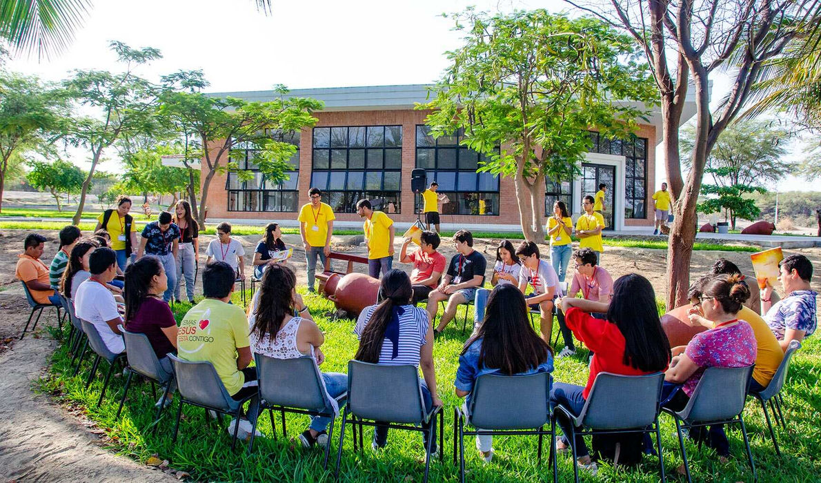 jovenes felices pro ecclesia sancta