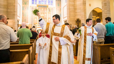 sacerdotes-bendiciendo-con-agua-bendita