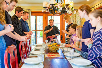 almuerzo-familiar-bendicipn-de-alimentos-alegria-santidad