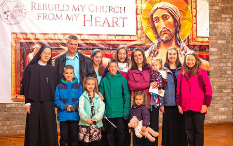 familia-religiosa-alegria-santidad