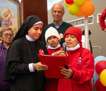 hermana-con-paciente-del-albergue