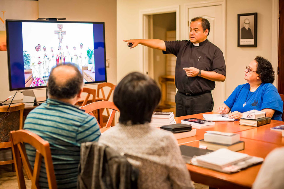 sacerdote-charla-reunión.jpg