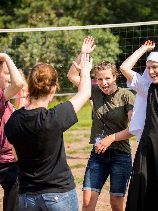 religiosa-jóvenes-alegria-juegos-deporte pro ecclesia sancta estados unidos USA