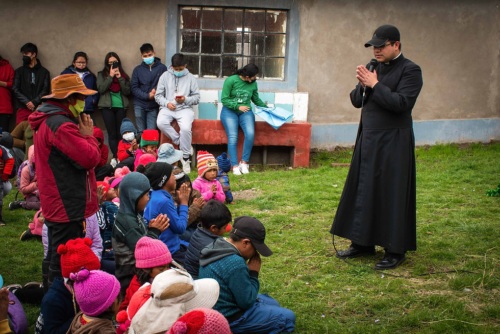 pro ecclesia sancta puno niños sacerdote rezando misiones rurales