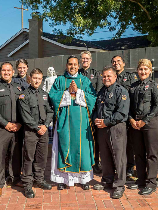 pro ecclesia sancta estados unidos USA california policeman policias sacerdote