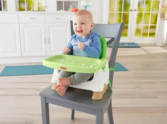 Cadeira de alimentação portátil presa à mesa com bebê sentado com segurança