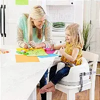 Assento Bumbo fixado em cadeira de jantar com bebê à mesa