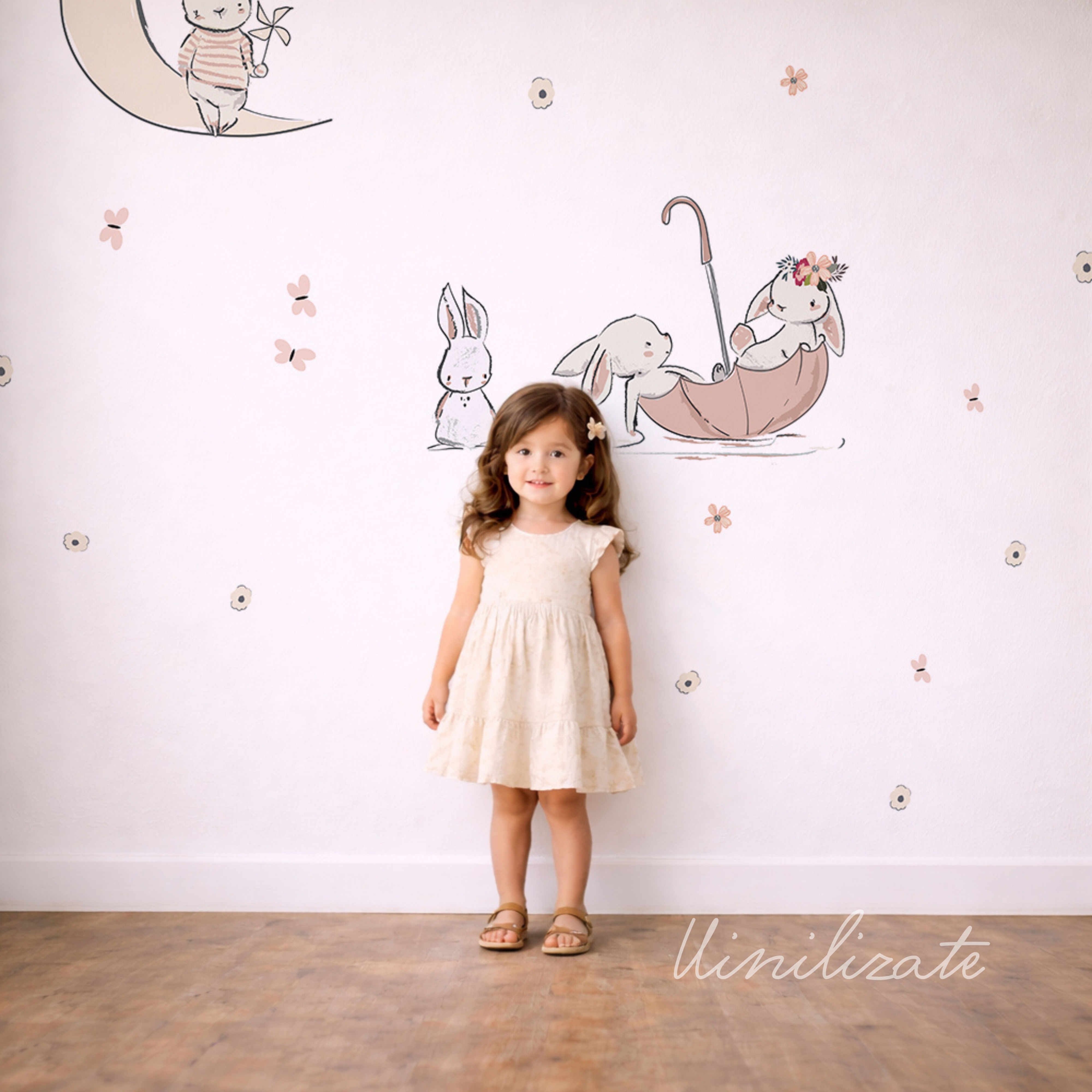 Vinil conejos luna infantil | Decoración pared neutra moderna