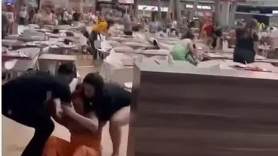 "Descolamento de piso provoca tensão em shopping da Barra da Tijuca."