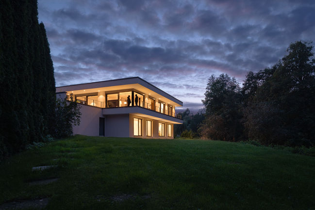 Premium-Ferienhaus im Schwarzwald mit moderner Architektur in der Abenddämmerung
