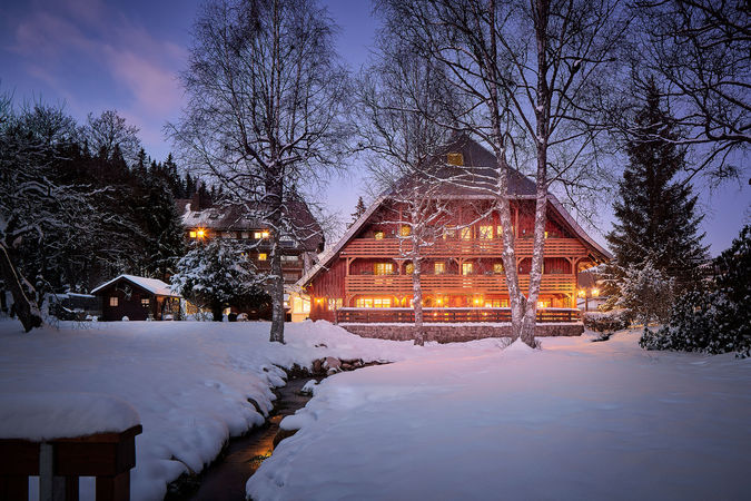 Beautique Hotel Mühle in Schluchsee im Schwarzwald im Winter mit verschneiter Landschaft