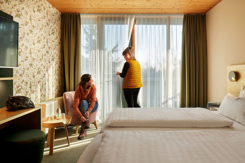 Zimmer im Biohotel Seehörnle in Gaienhofen am Bodensee mit Gästen am Fenster