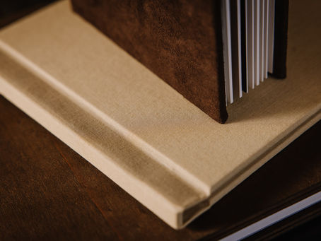 detail eines hochwertigen familienalbums mit stoffcover und dicken seiten