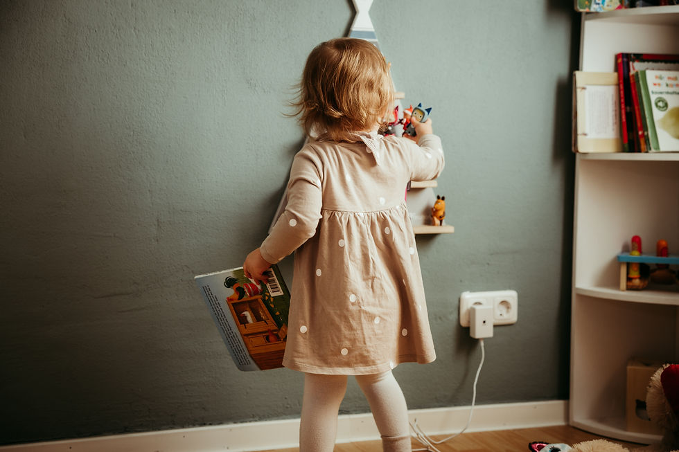 Kleinkind spielt im Kinderzimmer zu Hause – Familienshooting zu Hause in Marburg