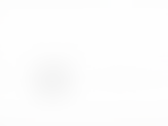 Minimalistische Strichzeichnung eines einzelnen Stuhls in einem großen, leeren Raum als Symbol für reduzierte, uninszenierte Porträtfotografie ohne Kulisse.