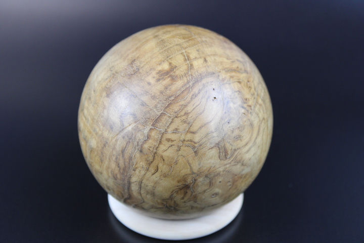 Miniature : boule ( sphère ) en bois de loupe de chataignier