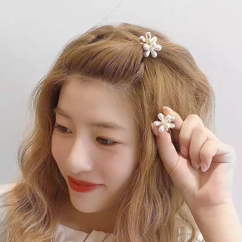 Thumbnail: Pearl Flower Hair Clip 