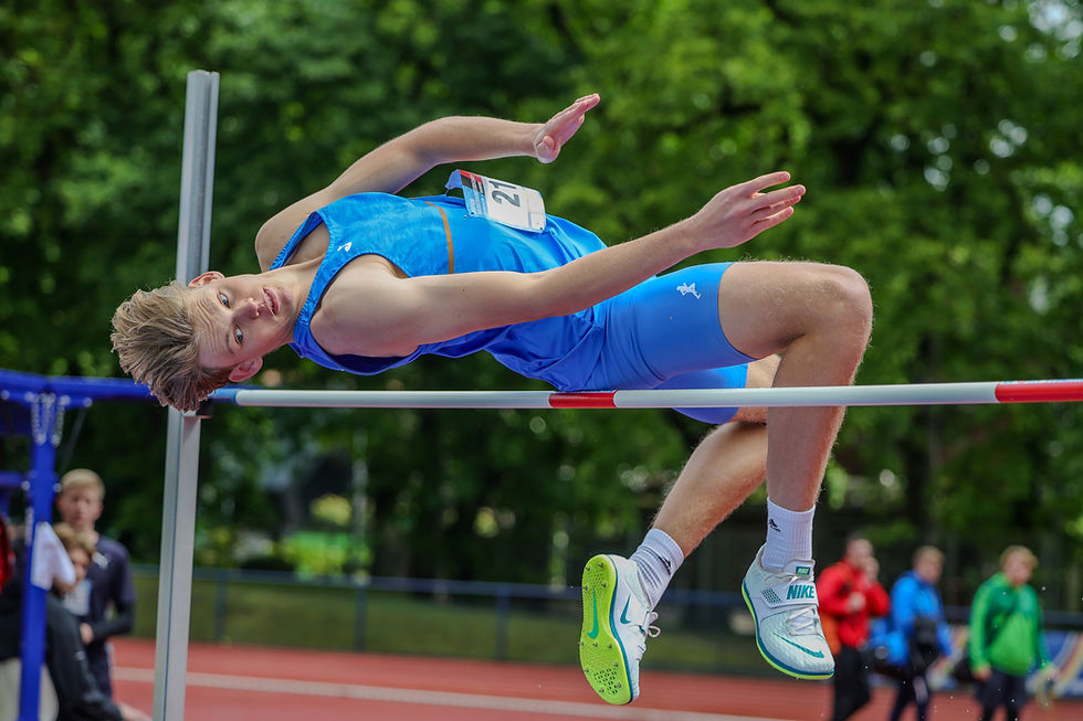 Julius Vollmers bei seinem Siegssprung von 2,01m