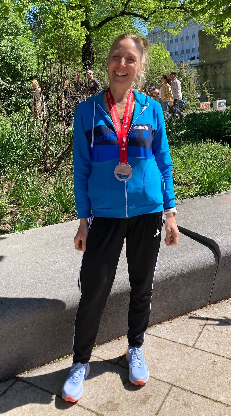 Nina Ott überglücklich im Ziel des Hamburg-Halbmarathons