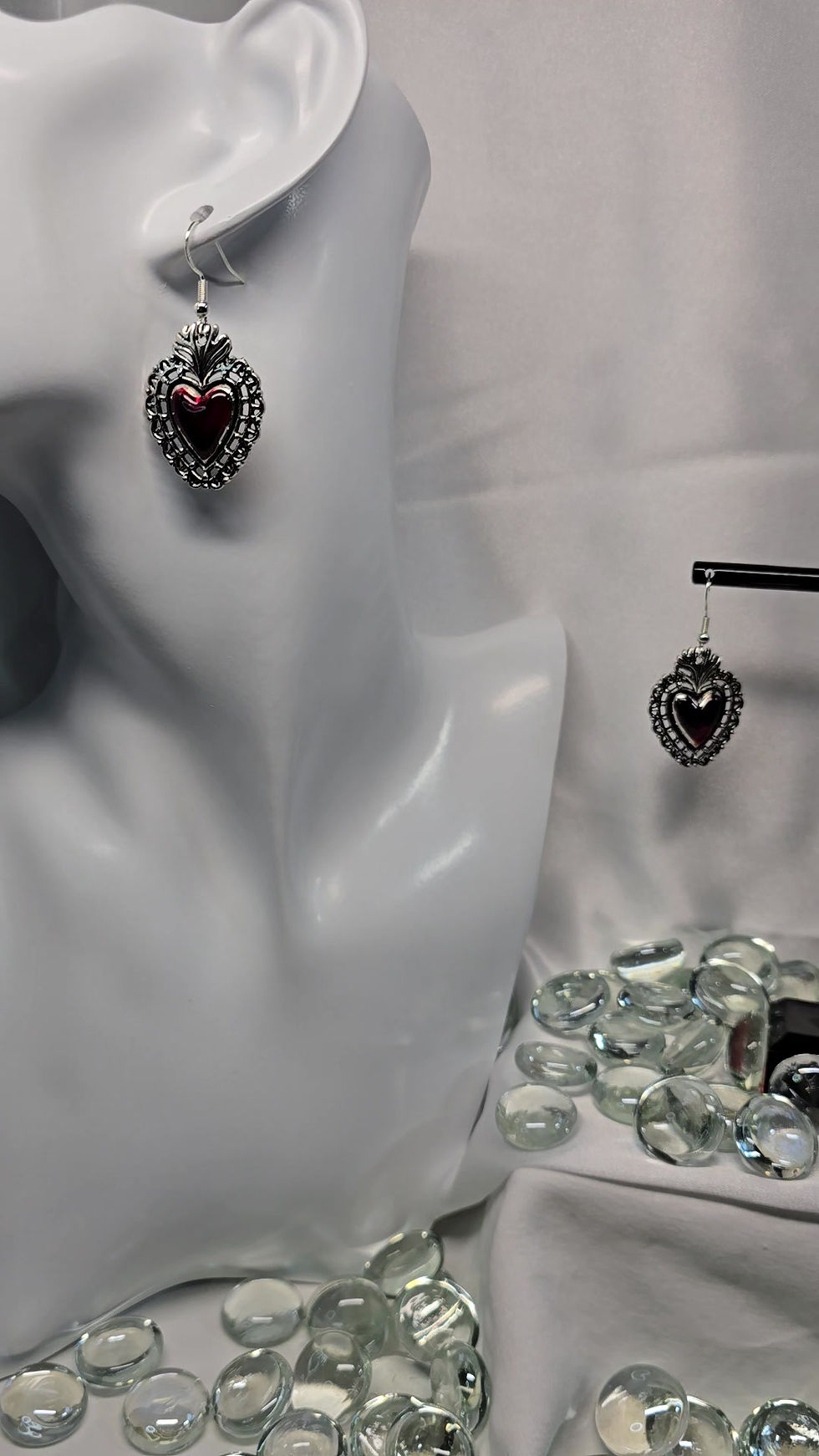 Thumbnail: Dangle Earrings - Red Heart