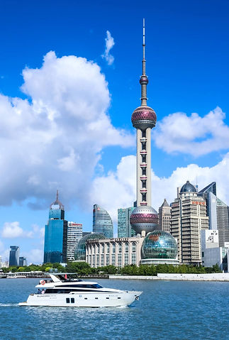 青空の下にそびえる東方明珠塔と上海の摩天楼。近代都市と歴史が融合する上海の象徴的な風景。