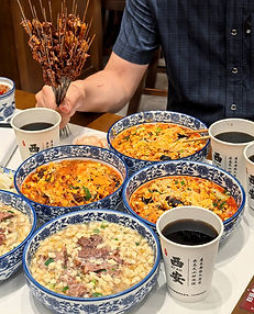 西安名物の羊肉泡饃(ヤンロウポーモー)— 羊スープに饃というパンをちぎって入れる臨潼の伝統料理