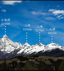 From the Maobi Liang overlook, feast your eyes on a grand panorama of Mount Siguniang’s four peaks – Dafeng, Erfeng, Sanfeng, and the majestic Yaomei Peak, all with their elevations clearly marked. 