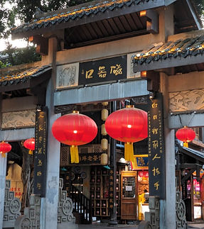 磁器口古鎮： 古い街並みと伝統家屋が残る観光地で、ローカルグルメも楽しめる人気スポット。