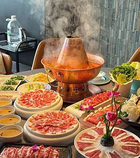 火鍋： 辛口と白湯を楽しむ中国の定番鍋料理で、四川を中心に人気のグルメ。
