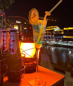 鳳凰古城の夜、川沿いに並ぶ酒場をめぐるロマンチックな時間。