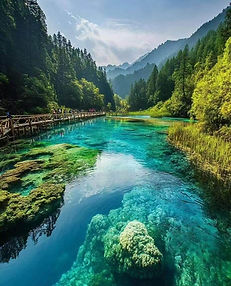 长海美景:九寨溝で最も海抜が高い「長海」。雄大な山々に囲まれた神秘的な光景。