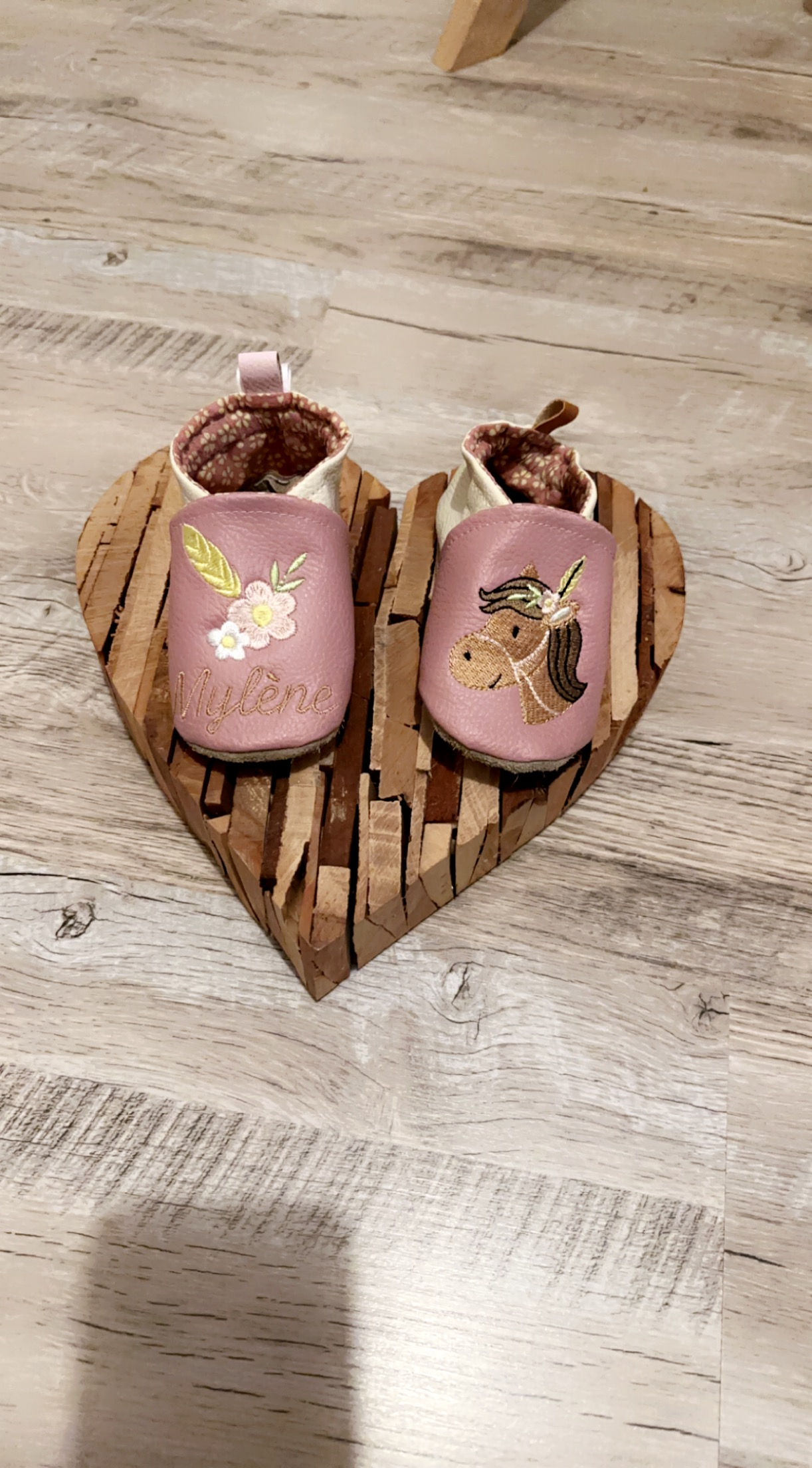Chaussons poney + fleursbrodés avec ou sans prénom