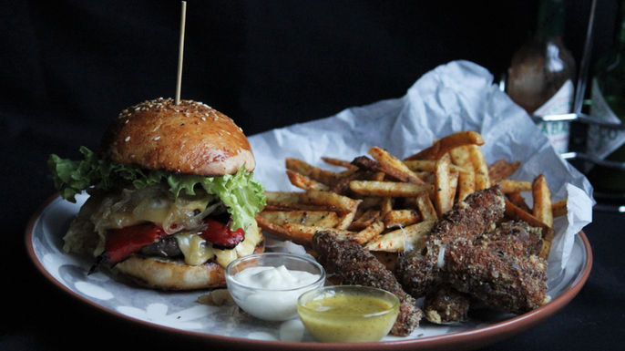 Ev Yapımı Karamelize Soğanlı Hamburger