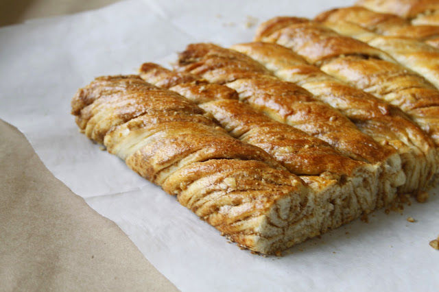 Haşhaşlı Cevizli Burma Çörek